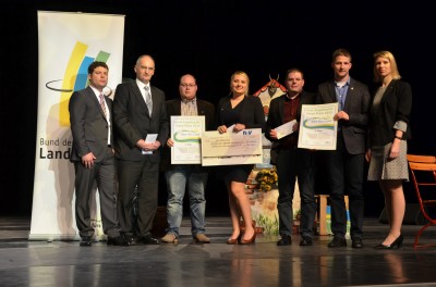 Die Siegerehrung v.l.: Matthias Daun (BDL), Harald Krummenauer (R+V), Sebastian Jakobs (WLL), Isabell-Marie Cyrener (WLL), Alexander Hedder (NLJ), Tobias Schröder (NLJ) und Kathrin Funk (BDL) Foto: BDL-Gräschke