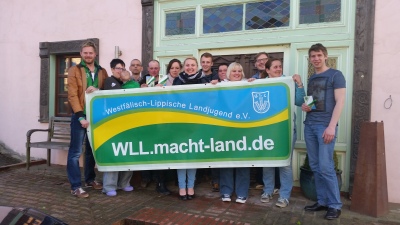 (Foto: K. Cyrener) Auf der Landesvorstandssitzung der Westfälisch-Lippischen Landjugend e.V. am 06.05.2015 im Sauerland wurde der neue Aktionsbanner zur großen Jahresaktion 2015 vorgestellt: WLL.macht-land.de