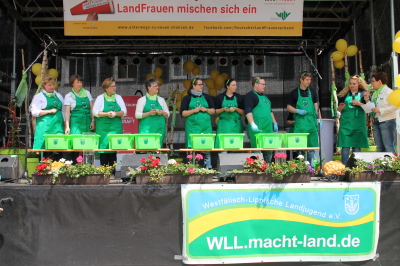 (Foto: WLL) Startklar - links das Team der LandFrauen vom WLLV und links das Thema der WLL