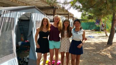 (Foto: Kettner) Es geht los zum Tauchen (v. l. Svea, Luisa, Lilofee und Noura)