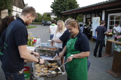 (Foto: WLL) Eingelöst: Jugendliche ohne Grenzen NRW (JoG), WLL und WLLV beim gemeinsamen Kartoffelpufferessen