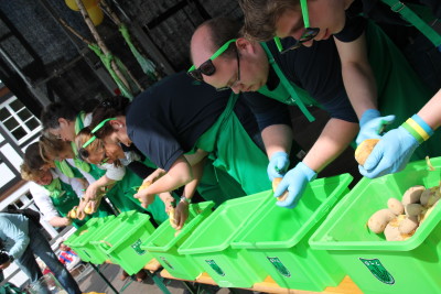 (Foto: WLL) In Aktion: Landjugend gegen die LandFrauen beim Wettschälen in Soest am 09.05.2015.