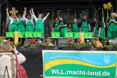 (Foto: WLL) Geschafft – Der Ursprung der gemeinsamen Veranstaltung: Die LandFrauen jubeln (v.l.n.r. Bärbel Balke (Beisitzerin WLLV), Regina Selhorst (Präsidentin des WLLV), Petra Bentkämper (1. Vizepräsidentin), Brigitte Scherb (Präsidentin des Deutschen LandFrauenverbandes e.V. (dlv)), Vanessa Weber (Regiovertreterin der WLL), Nina Sehnke (Ringdelegierte der WLL), Sebastian Jakobs (Vorsitzender der WLL), Michael Stieneker (Beisitzer der WLL), Kirsten Ewers (Regiovertreterin der WLL), Isabell-Marie Cyrener (Vorsitzende der WLL)