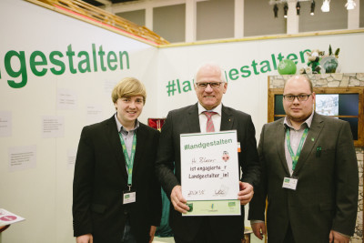 (Foto: Forum Moderne Landwirtschaft e.V.) v.l. Jonas Filger (Landjugend Stiepel), Parlamentarischer Staatssekretär beim Bundesminister für Ernährung und Landwirtschaft Peter Bleser, Sebastian Jakobs (Vorsitzender der Westfälisch-Lippischen Landjugend)