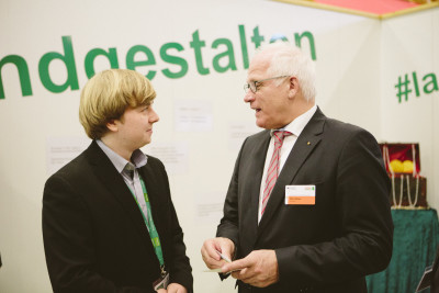 (Foto: Forum Moderne Landwirtschaft e.V.) Jonas Filger (Landjugend Stiepel) und Peter Bleser (Parlamentarischer Staatssekretär beim Bundesminister für Ernährung und Landwirtschaft) im Gespräch am IGW-Stand der Landjugend