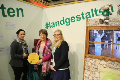 (Foto: WLL) Westfälisch-Lippischer LandFrauenverband (WLLV) Präsidentin Regina Selhorst, links Nina Sehnke (Vorsitzende des RInges der Landjugend in Westfalen-Lippe und Ringdelegierte der WLL) und rechts Isabell Cyrener (WLL-Vorsitzende)