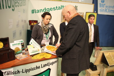 Wilhelm Brüggemeier (Vizepräsident Westfälisch-Lippischer Landwirtschaftsverband (WLV) mit Isabell Cyrener (Vorsitzende der WLL) und Nina Sehnke (Vorsitzende des Ringes der Landjugend in Westfalen-Lippe und WLL-Ringdelegierte (links))