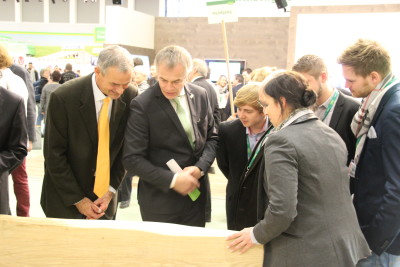 (Foto: WLL) NRW-Minister Remmel probiert sich am Feldfrüchte-Quiz