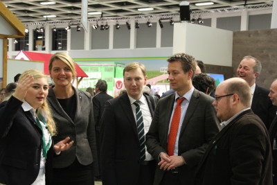 (Foto: WLL) MdL NRW Christina Schulze Föcking CDU und MdL NRW Matthias Kerkhoff CDU besuchen die Landjugend auf der IGW.