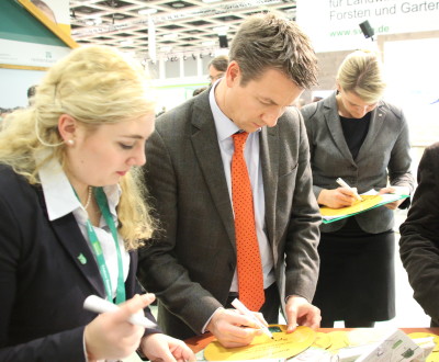 (Foto: WLL) MdL NRW Christina Schulze Föcking CDU und MdL NRW Matthias Kerkhoff CDU besuchen die Landjugend auf der IGW.