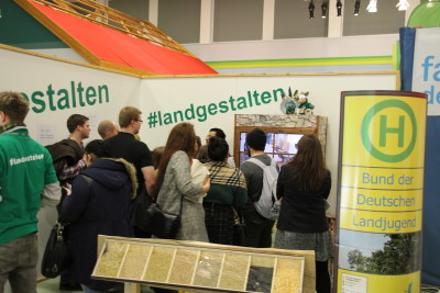 (Foto: WLL) Der Gruppe wurde das Konzept und die Idee des Landjugendstandes erklärt