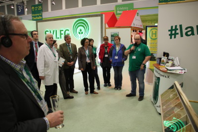 (Foto: WLL) Sebastian Jakobs, Vorsitzender der WLL,  erklärt den anderen Initiativen den Landjugendstand auf der IGW