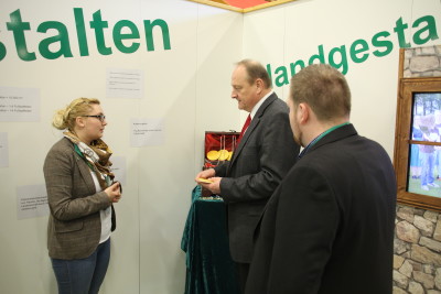 (Foto: WLL) Bauernpräsident Rukwied schaut sich den Landjugendstand an