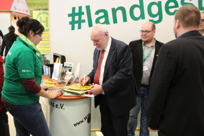 (Foto: WLL) Dr. Helge Wendenburg (Bundesministeriums für Umwelt, Naturschutz, Bau und Reaktorsicherheit Abteilung Wasserwirtschaft, Ressourcenschutz) füllt einen Wertetaler für den ländlichen Raum aus.