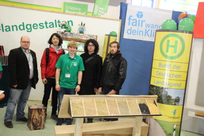 (Foto: WLL) Japanische Studierende der Schorlemer Stiftung des Deutschen Bauernverbandes e.V. besuchen die Landjugend auf ihrem IGW-Stand