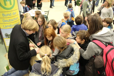 (Foto: WLL) Grundschulklassen informieren sich über die Landjugend und testen sich am Quiz