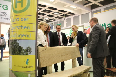 (Foto: WLL) Dr. Hannes Kopf (Staatssekretär im Ministerium der Justiz und für Verbraucherschutz Rheinland-Pfalz) besucht die Landjugend auf der Grünen Woche in Berlin