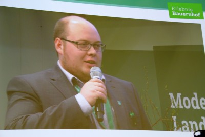 (Foto: WLL) Sebastian Jakobs (Vorsitzender der Westfälisch-Lippischen Landjugend e.V.) berichtet, an welchen Stellen die Landjugend dazu beiträgt, Lebe- und Bleibeperspektiven für junge Menschen im ländlichen Raum zu sichern.