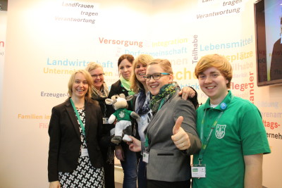 (Foto: WLL) Kuh Wilma (WLL-Agrar-Kolumnistin; Mitte), Julia Müller (Stellv. BDL-Bundesvorsitzende; 2. v.r.) und Jonas Filgers (Vorsitzender der LJ Stiepel (Bochum); rechts) und Nina Sehnke (WLL-Ringdelegierte; hinten Mitte) zu Gast bei den LandFrauen