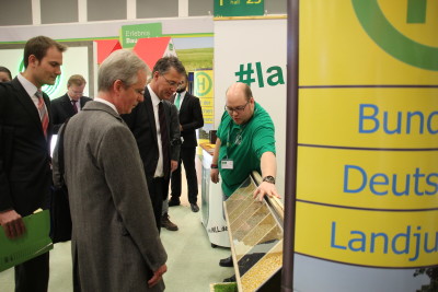 (Foto: WLL) Staatssekretär Gunther Adler (Bundesministerium für Umwelt, Naturschutz, Bau und Reaktorsicherheit) zu Gast bei der Landjugend auf der Grünen Woche