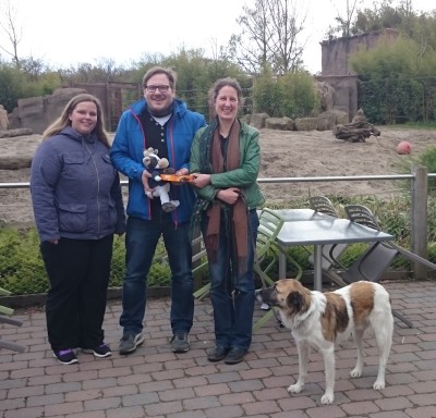 (Foto: WLL) Haben viel über Artenschutz gelernt, Nina, Dennis und Wilma von der WLL mit Daniela Schrudde von der Stiftung Artenschutz im Zoo Münster.