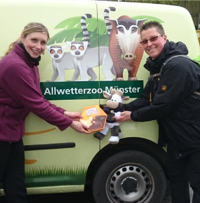 (Foto: WLL) Nach der informativen Führung hinter den Kulissen des Allwetterzoos Münster mit Dr. Simone Schehka gab es von Katja und Wilma noch was süßes für die Menschen