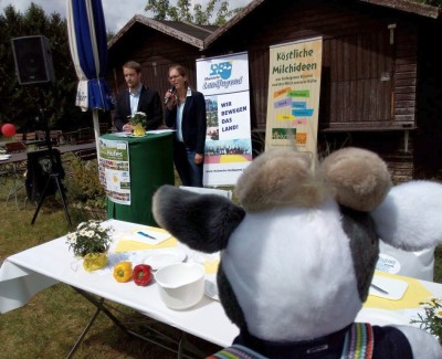 Wiebke und Sebastian von der RLJ eröffnen den Tag des offenen Hofes - Foto Weber