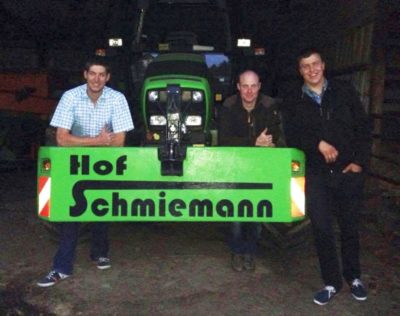 (Foto: Cyrener) Das Planungsteam des Referates Agrar traf sich in Dortmund auf Hof Schmiemann, um die kommenden Aktionen und Themen des Referates Agrar vorzubereiten: v.l. K. Schmiemann (LJ Unna), M. Herzig (LJ Hennen) und Stefan Schmidt (LJ Minden-Lübbecke). Nicht im Bild Isabell-Marie Cyrener (LJ Breckerfeld).