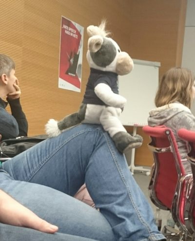 (Foto: WLL) Wilma lauscht der Veranstaltung. Was macht man mit Menschen auf der Facebook-Seite, die menschenverachtende Kommentare absetzen?