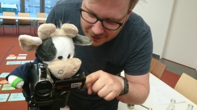 (Foto: WLL) Wilma unterstützt die Referent_innen (Hier Kollege Dennis von der WLL) bei der Videoanalyse ihrer DLA-Module. Training ist für die Referent_innen angesagt.