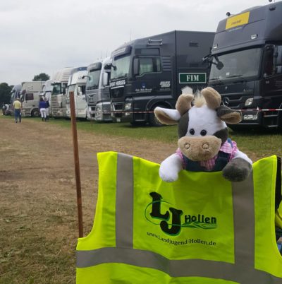 (Foto: Börsch) Wilma regelt den Parkplatz mit der Landjugend Hollen