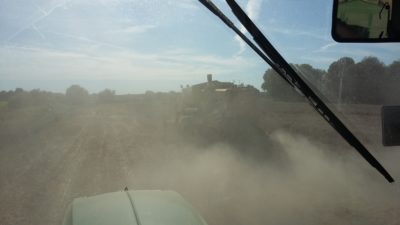 (Foto: Schmidt) Bei Hitze und Sonnenschein - Die Wagen werden langsam voll und die Sicht wird schlechter.