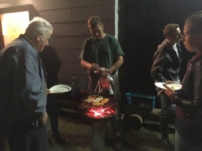 (Foto: LJ Halver) Wilma hilft beim Grillen Foto