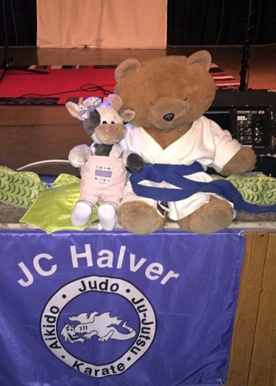 (Foto: LJ Halver) Wilma mit dem Maskottchen vom Judoclub Halver