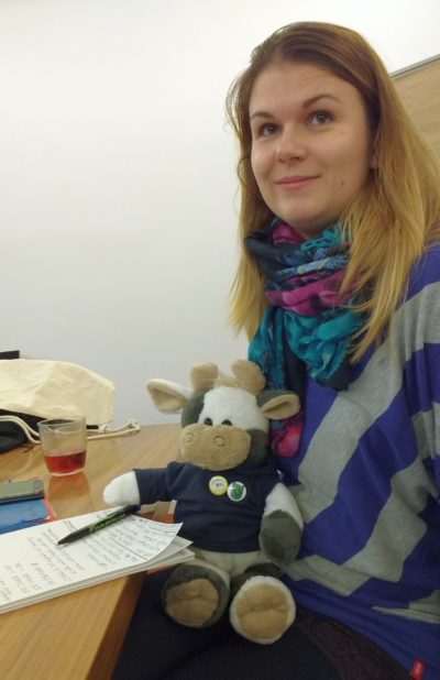 (Foto: WLL) Wilma und Beate (Bayerische Jungbauernschaft) machen sich schon mal bekannt