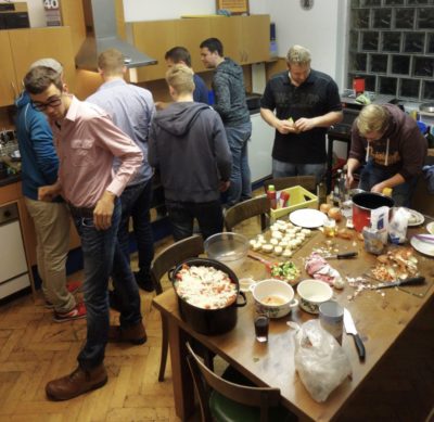 (Foto: WLL/Welpelo) Die Landjugend Osttünnen (Die Männer) haben ihre Aufgabe mit Erfolg geöst - Ein Drei-Gänge-Menü für die Damen