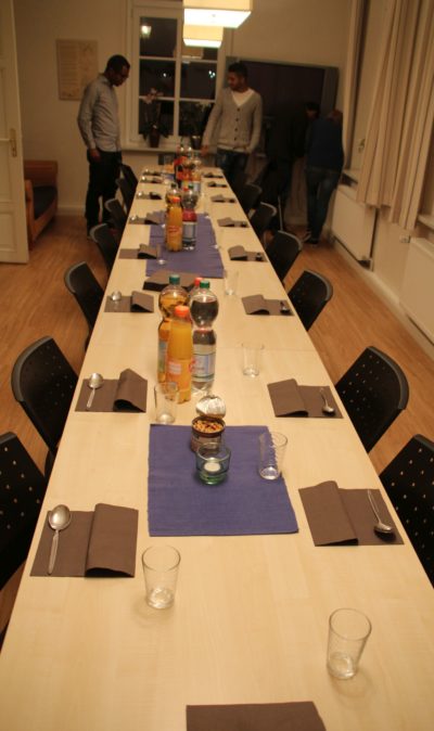 (Foto: WLL/Welpelo) Gemeinsames wird das Haus bezogen. Die Tafel ist fertig für das gemeinsame Abendessen.