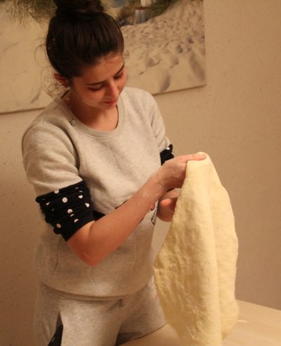 (Foto: WLL/Peters) Backen mit Maya.