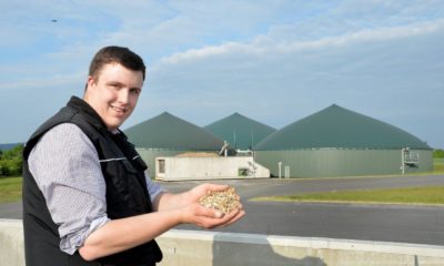 (Foto: Oliver Schwabe) Stefan Schmidt vor einer Biogasanlage; Landwirte setzten ihre Rohstoffe mit Bedacht ein.