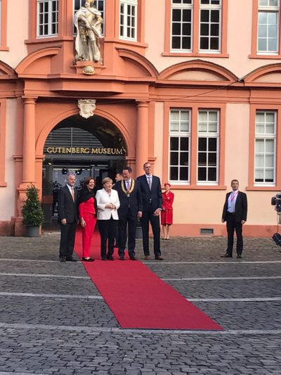 (Foto: WLL/Weber) Begrüßung der Verfassungsorgane vor dem Gutenbergmuseum