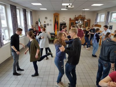 (Foto: WLL/Maletz) Die Paare kommen beim Tanzkurs ordentlich in Bewegung