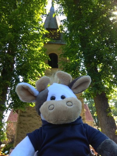 (Foto: WLL/Reinl) Wilma vor der Kirche