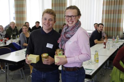 Die beiden neuen Beisitzer_innen im WLL-Vorstand: Stephan Eder (LJ Unna) und Anna-Sophie Ritterswürden (LJ Hennen) (Foto: WLL/Hoffmann)