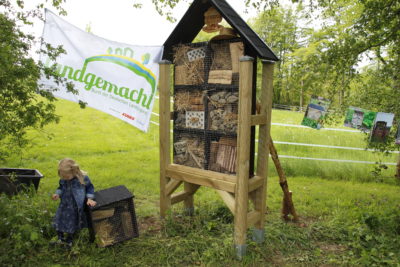 (Foto: WLL/Welpelo) Die Landjugend Breckerfeld präsentierte ihre Nisthilfen-Aktion