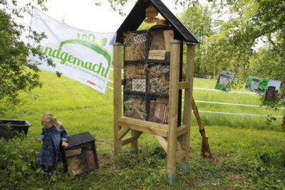 (Foto: WLL/Welpelo) Die Landjugend Breckerfeld präsentierte ihre Nisthilfen-Aktion