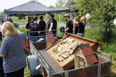 (Foto: WLL/Welpelo) Die Landjugend Norddinker präsentierte ihre Nisthilfen-Aktion