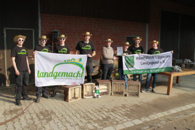 (Foto: WLL/Welpelo) Die Landjugend Stiepel präsentierte ihre Nisthilfen-Aktion