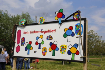 (Foto: WLL/Welpelo) Die Landjugend Norddinker präsentierte ihre Nisthilfen-Aktion