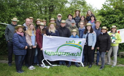 (Foto: WLL/Peters) Die Landjugend Pelkum präsentierte ihre Nisthilfen-Aktion