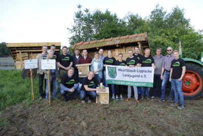 (Foto: WLL/Hoffmann) Die Landjugend Brockhagen-Kölkebeck präsentierte ihre Nisthilfen-Aktion